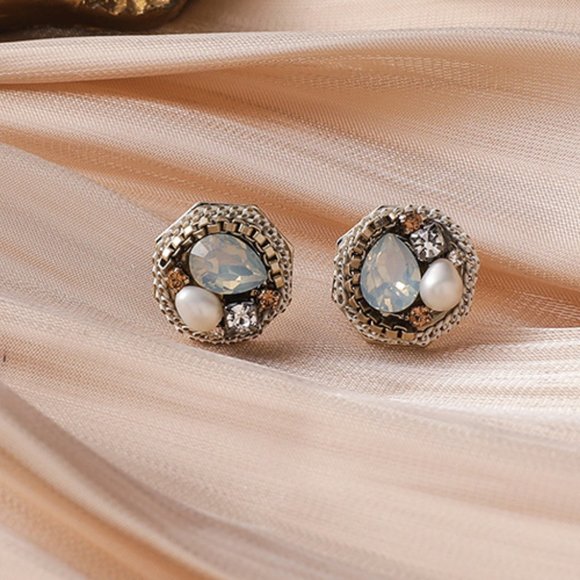 Crystals & Pearls Stud Earring - Picture 1 of 1
